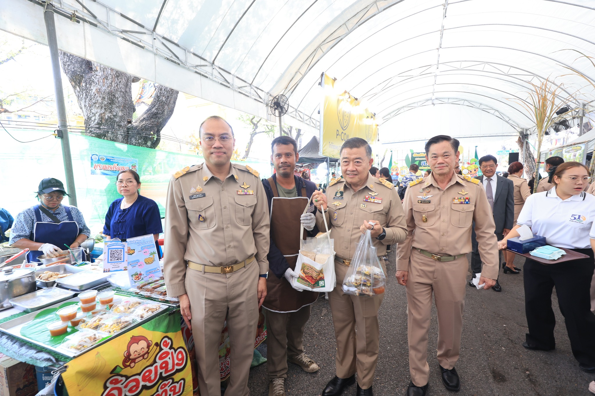 title - ปลัดกระทรวงเกษตรฯ และผู้บริหาร ส.ป.ก. เยี่ยมชมร้านค้า ในงานวันคล้ายวันสถาปนา ส.ป.ก. ครบรอบ 51 ปี